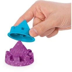Spin Master Kinetic Sand - Schimmer Sandbox Set Lila, Spielsand 14 Spin Master Kinetic Sand - Schimmer Sandbox Set Lila, Spielsand -Playmobil Store Spin Master Kinetic Sand Schimmer Sandbox Set lila Spielsand@@100007981 5